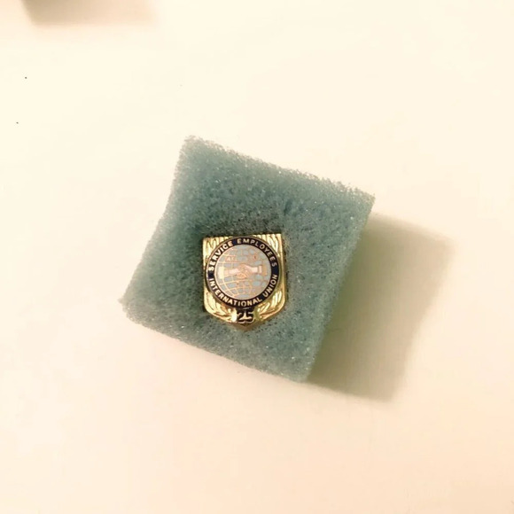 Vintage  Service Employees International Union Pin Enamel - Picture 3 of 12